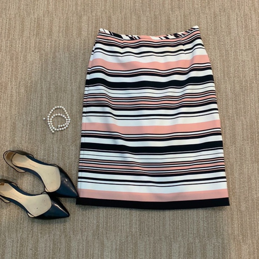 Gorgeous Tahari skirt. Size 2